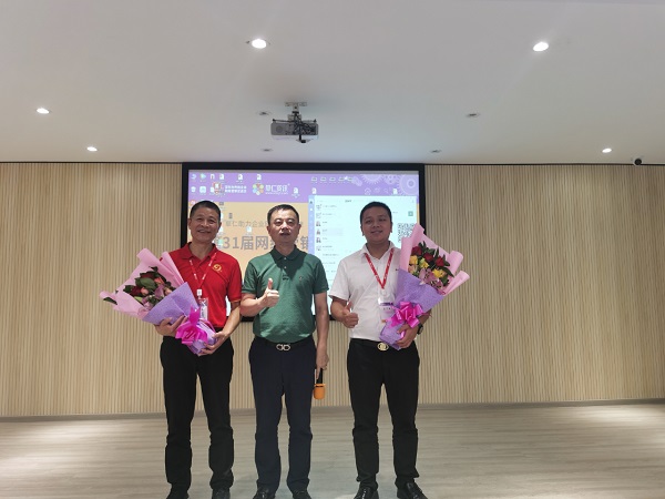 佛山不銹鋼護(hù)欄廠家喜師傅董事長(zhǎng)與單帥總經(jīng)理