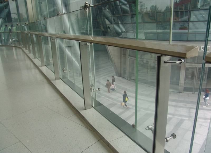 室內(nèi)不銹鋼玻璃護(hù)欄