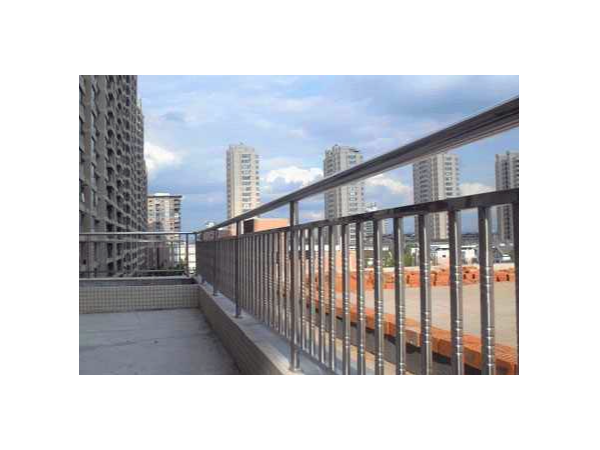 室外不銹鋼護(hù)欄該選什么材質(zhì)的？