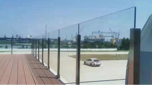 不銹鋼玻璃護(hù)欄