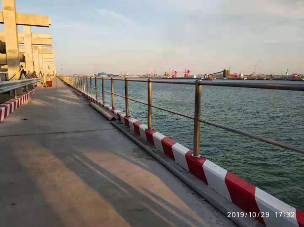 喜師傅不銹鋼護(hù)欄工程案例：深水港廠區(qū)碼頭護(hù)欄