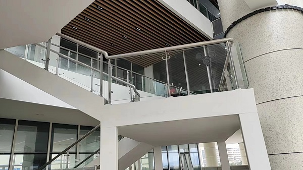 不銹鋼玻璃護(hù)欄